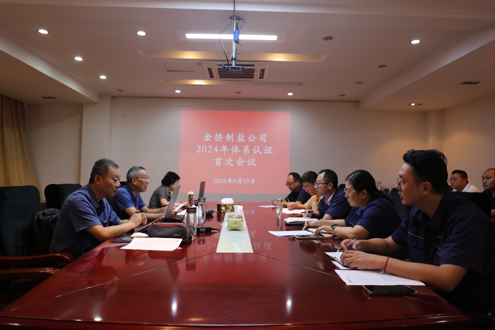 近日，金橋制鹽公司通過北京世標認證中心審核，給予食品安全管理體系、環(huán)境管理體系和職業(yè)健康安全管理體系認證“保持認證資格”的監(jiān)督審核結(jié)論，給予質(zhì)量管理體系認證“再次注冊”的再認證審核結(jié)論。通過審核，是對公司精細化管理成果的檢驗，促進公司內(nèi)控管理水平持續(xù)提升。（李曉月）