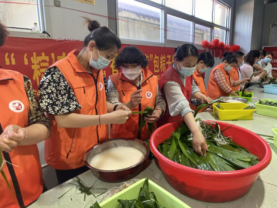 青口供電所黨支部聯(lián)合生產(chǎn)生活服務中心分會、黃沙坨社區(qū)，共同舉辦“悠悠艾草香 濃濃端午情”系列活動。.png